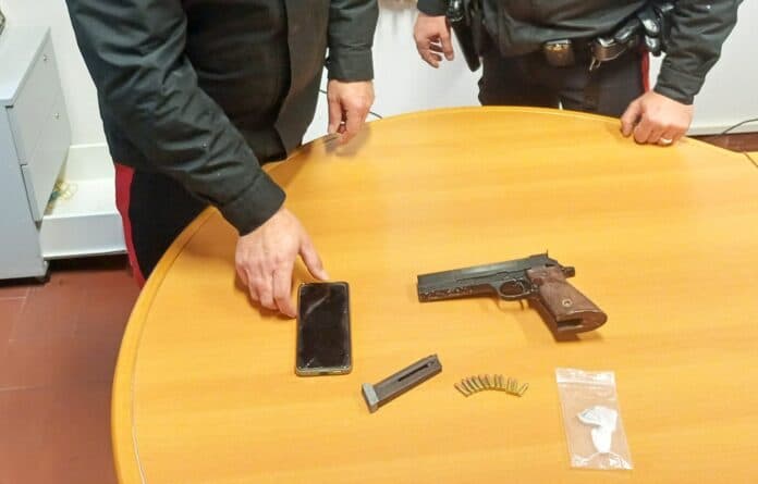 Foiano della Chiana: possesso di droga e di una pistola