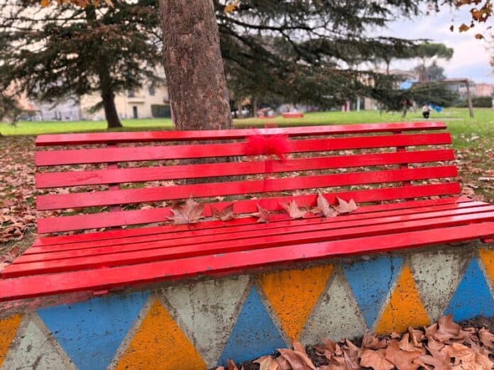 Fiocchi rossi ad Arezzo consapevolezza contro la violenza sulle donne