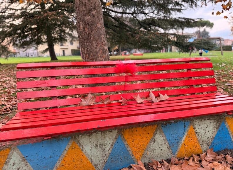 Fiocchi rossi ad Arezzo consapevolezza contro la violenza sulle donne