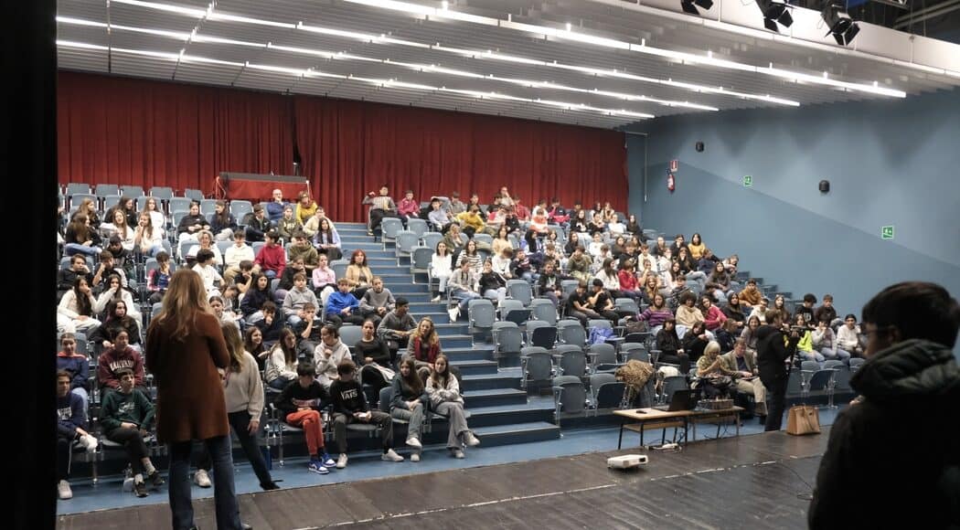 Il Premio Internazionale Semplicemente Donna 2025 nelle scuole