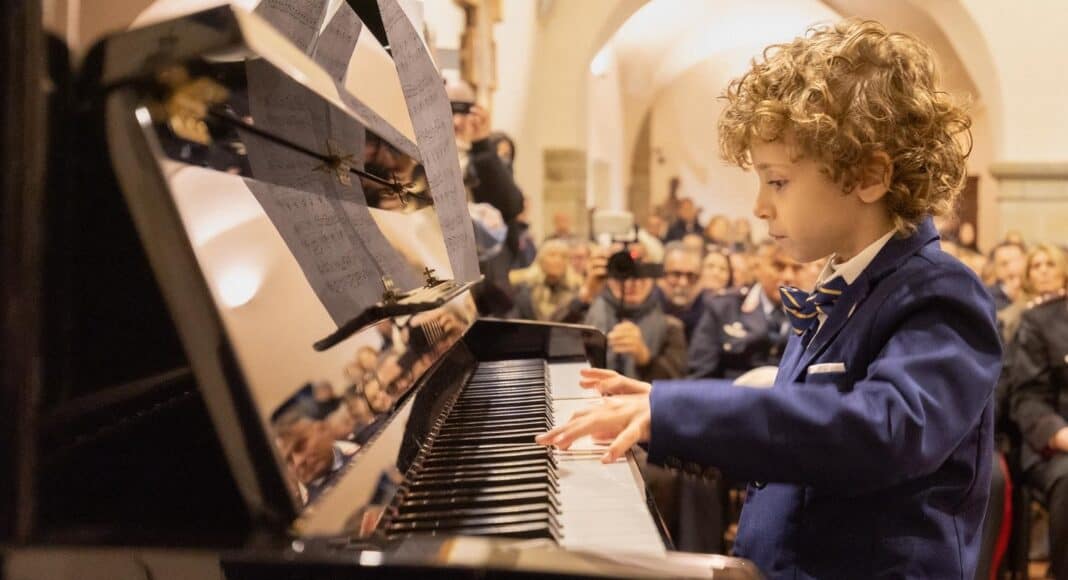 Alessandro Gervasi, il bambino prodigio, riceve in dono un pianoforte