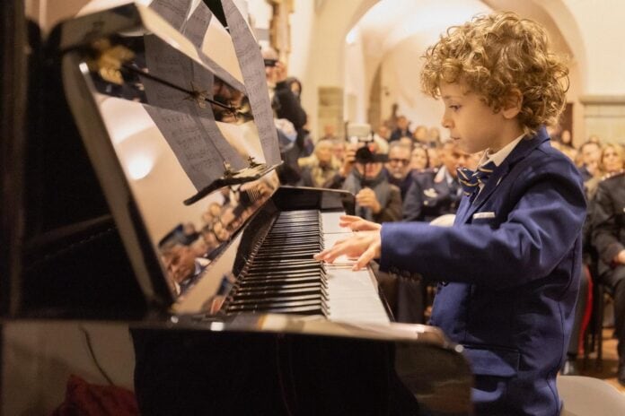 Alessandro Gervasi, il bambino prodigio, riceve in dono un pianoforte
