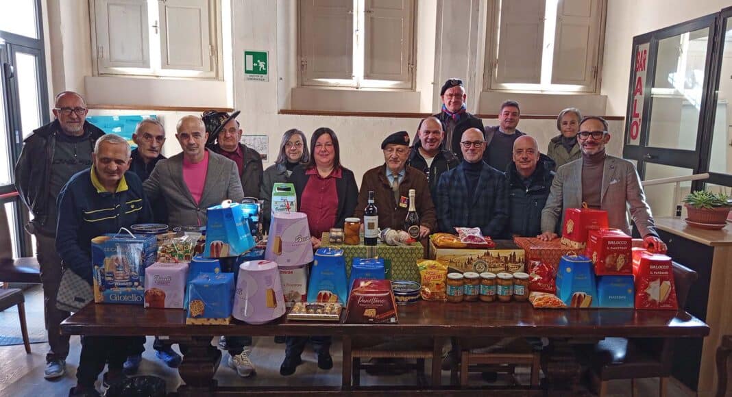 Una tavolata di doni per gli ospiti della Casa Pia da Assoarma