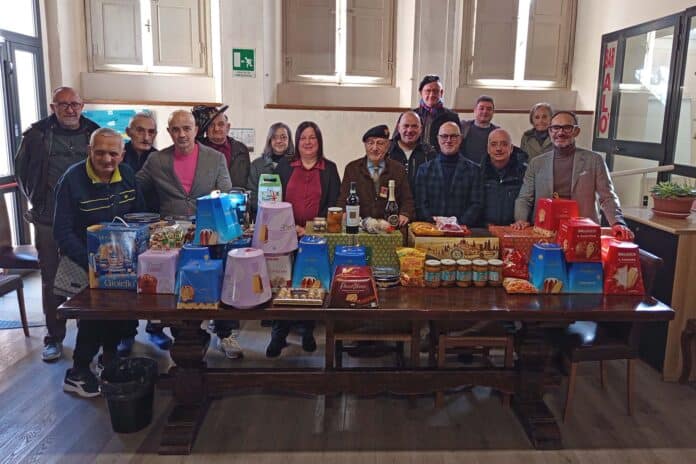 Una tavolata di doni per gli ospiti della Casa Pia da Assoarma