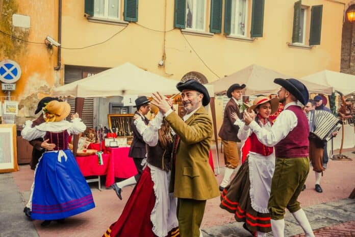 Bagno di folla per l’Antica Fiera del Ceppo di Lucignano