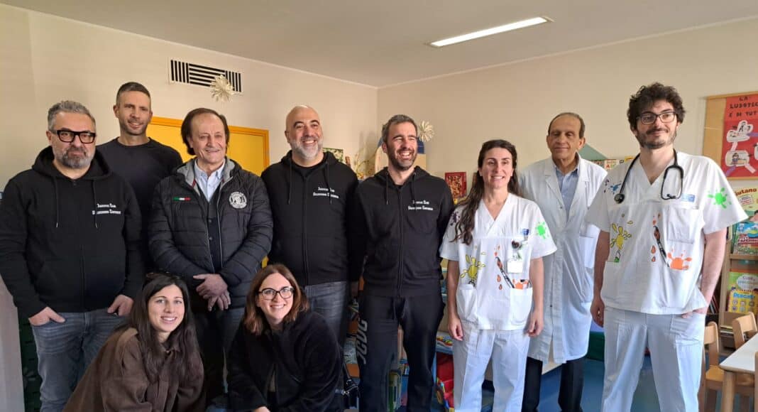 Giocattoli e colori per i bimbi della Pediatria di Arezzo