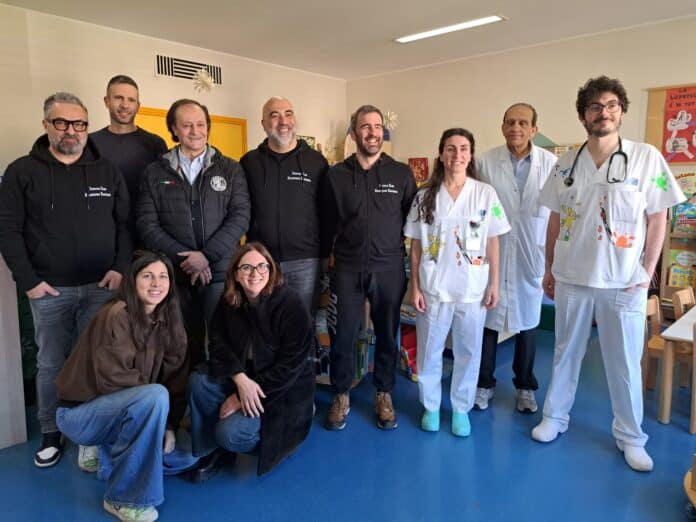 Giocattoli e colori per i bimbi della Pediatria di Arezzo
