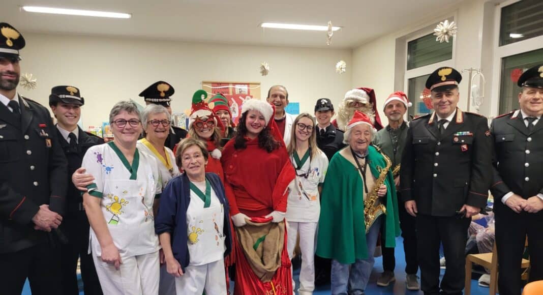 I Carabinieri portano il Natale alla Pediatria del San Donato