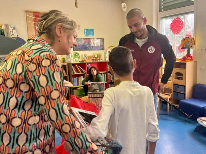 I giocatori dell'Arezzo in visita ai bambini ricoverati in Pediatria