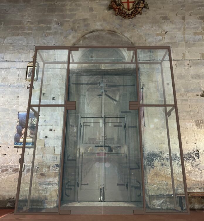 nuova bussola vetrata in Santa Maria della Pieve di Arezzo