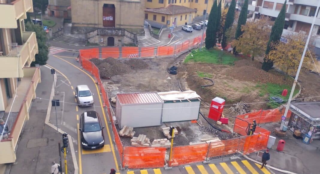 PD Arezzo - Piazza Saione spesi soldi pubblici per non fare nulla
