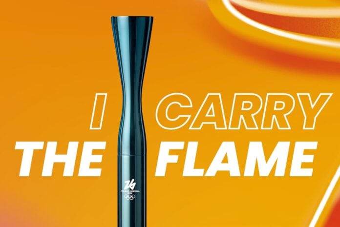 Sbandieratori la Fiamma Olimpica Milano-Cortina fa tappa in Toscana