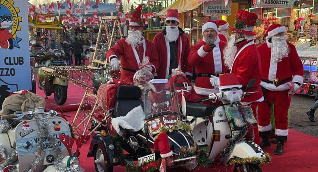Una carovana di Babbi Natale in Vespa per vie e piazze di Arezzo