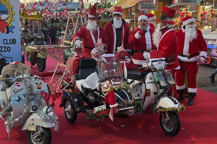 Una carovana di Babbi Natale in Vespa per vie e piazze di Arezzo