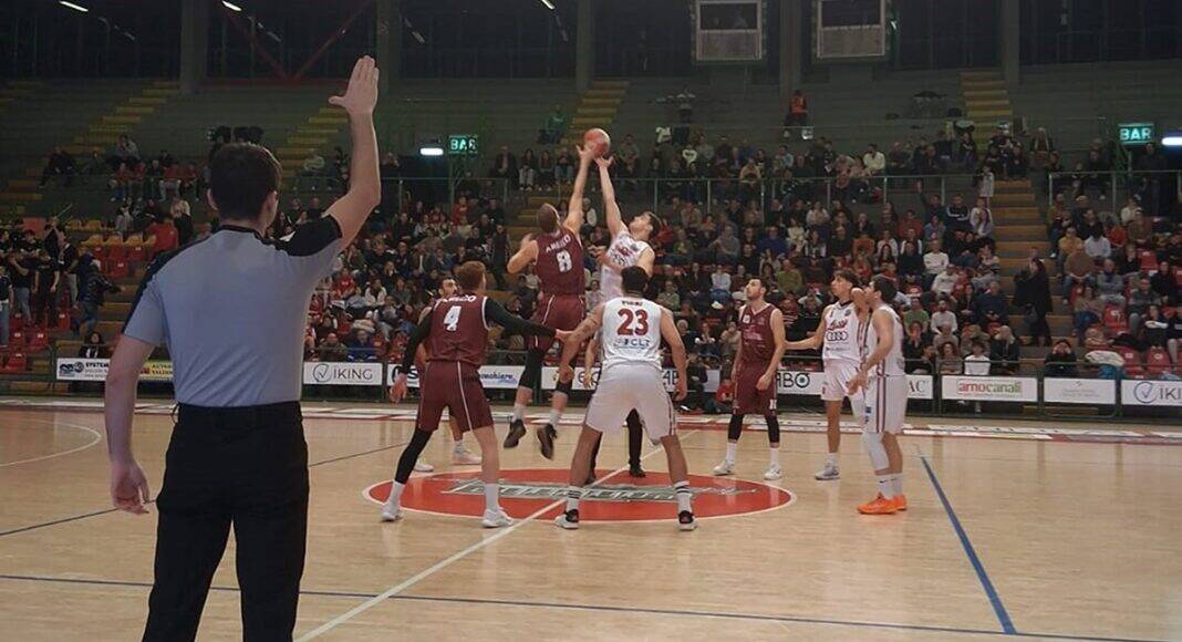 Il Basket Arezzo lotta con caparbietà ma si arrende nel finale a Lucca
