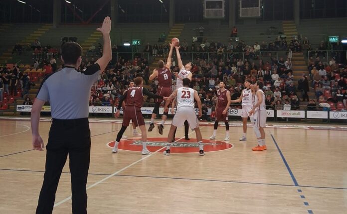 Il Basket Arezzo lotta con caparbietà ma si arrende nel finale a Lucca