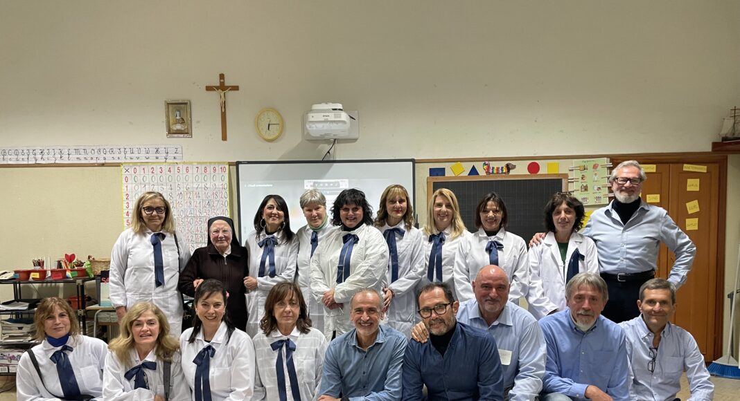 Dopo cinquant’anni tornano in classe per sorprendere la loro maestra