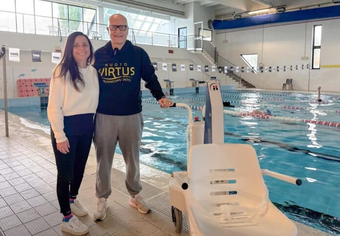 Foiano nuovo sollevatore in piscina per persone con ridotta mobilità