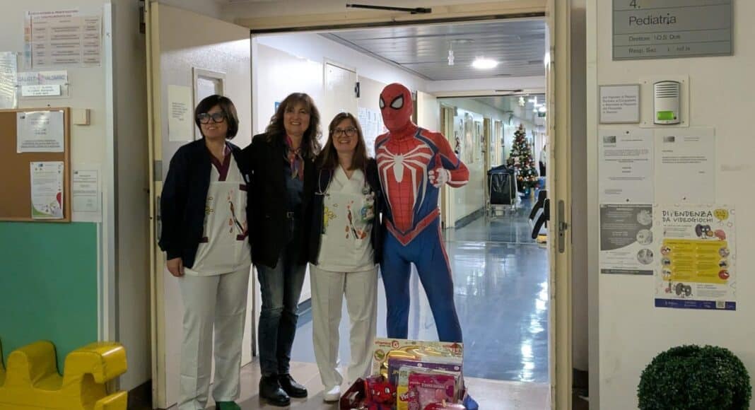 Spiderman in visita ai bambini ricoverati in pediatria alla Gruccia