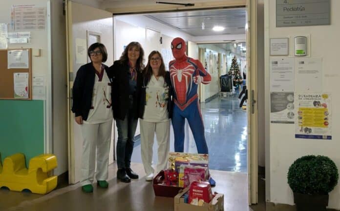 Spiderman in visita ai bambini ricoverati in pediatria alla Gruccia