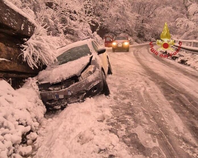 vvf-neve-auto-fuori-strada