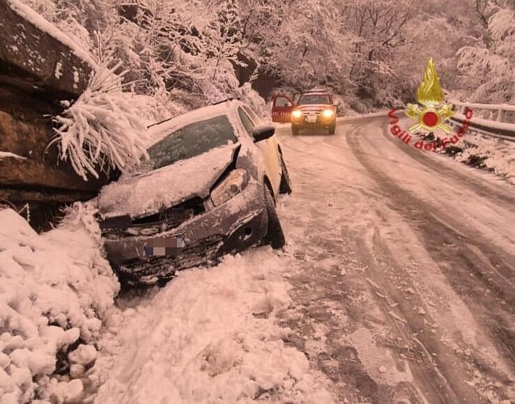 vvf-neve-auto-fuori-strada