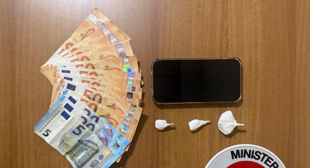 Carabinieri arrestano 40enne che spaccia davanti alla figlia di 4 anni