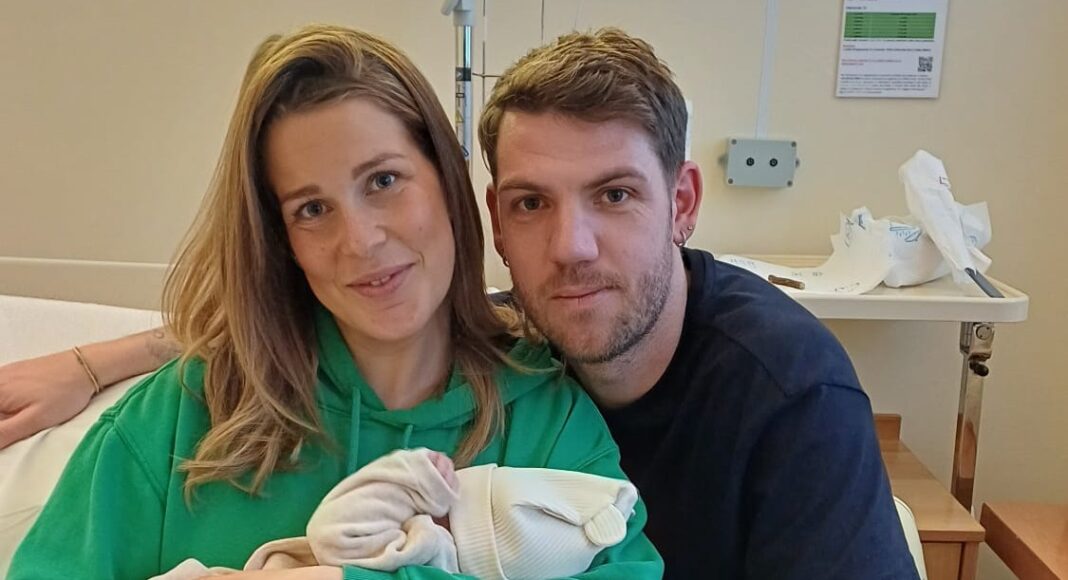 Edoardo nasce nella vasca nativa all'ospedale La Gruccia