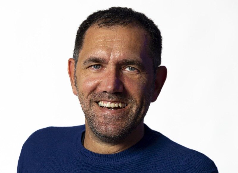 Ivano Bisi accende il suo BBQ al Teatro Rosini di Lucignano