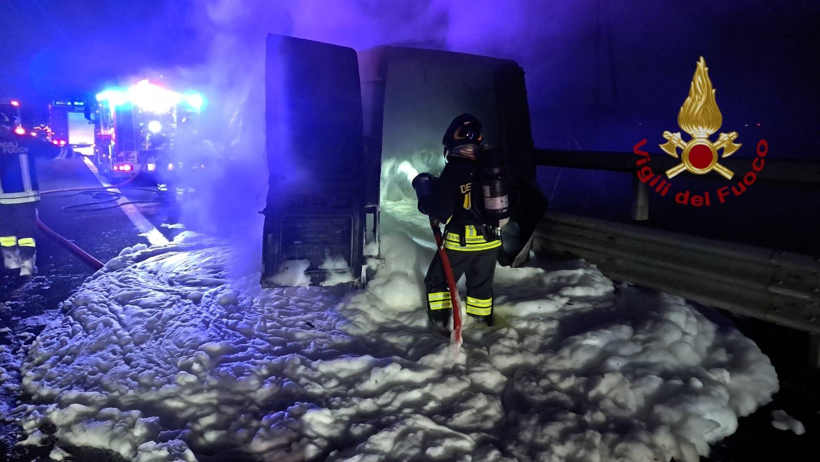 furgone in fiamme in A1