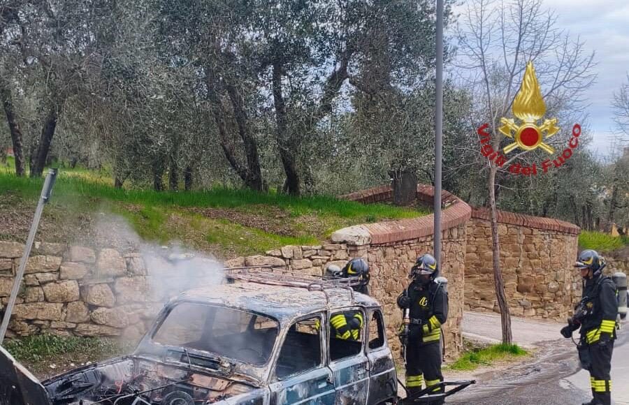 vigili del fuoco incendio auto a gpl a monte san savino