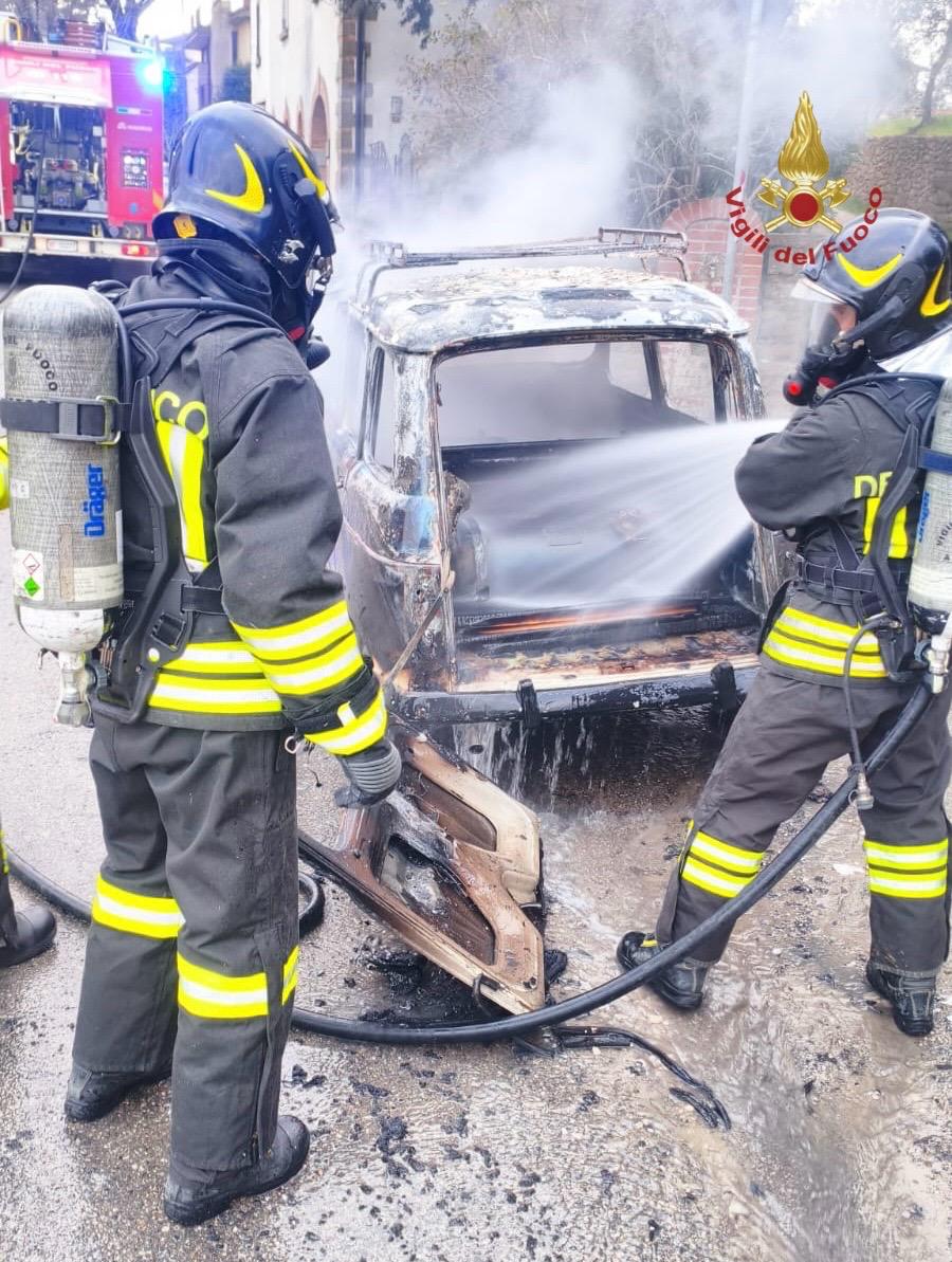 vigili del fuoco incendio auto a gpl a monte san savino