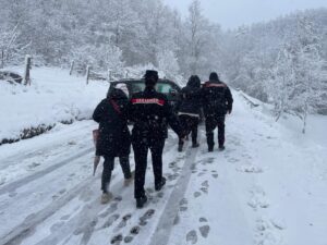 Chiusi della Verna Carabinieri soccorrono un autobus di pellegrini bloccati dalla neve