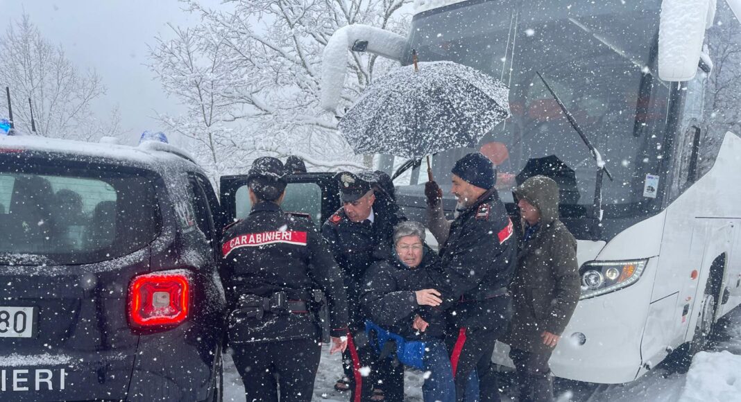 Chiusi della Verna Carabinieri soccorrono un autobus di pellegrini bloccati dalla neve