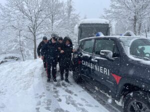 Chiusi della Verna Carabinieri soccorrono un autobus di pellegrini bloccati dalla neve