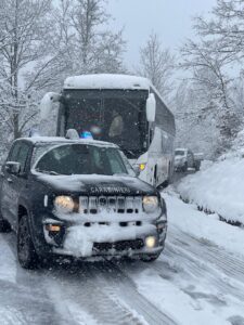 Chiusi della Verna Carabinieri soccorrono un autobus di pellegrini bloccati dalla neve