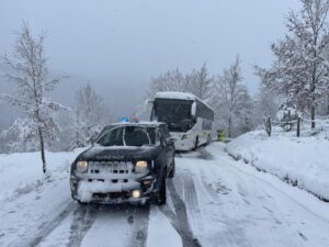 Chiusi della Verna Carabinieri soccorrono un autobus di pellegrini bloccati dalla neve