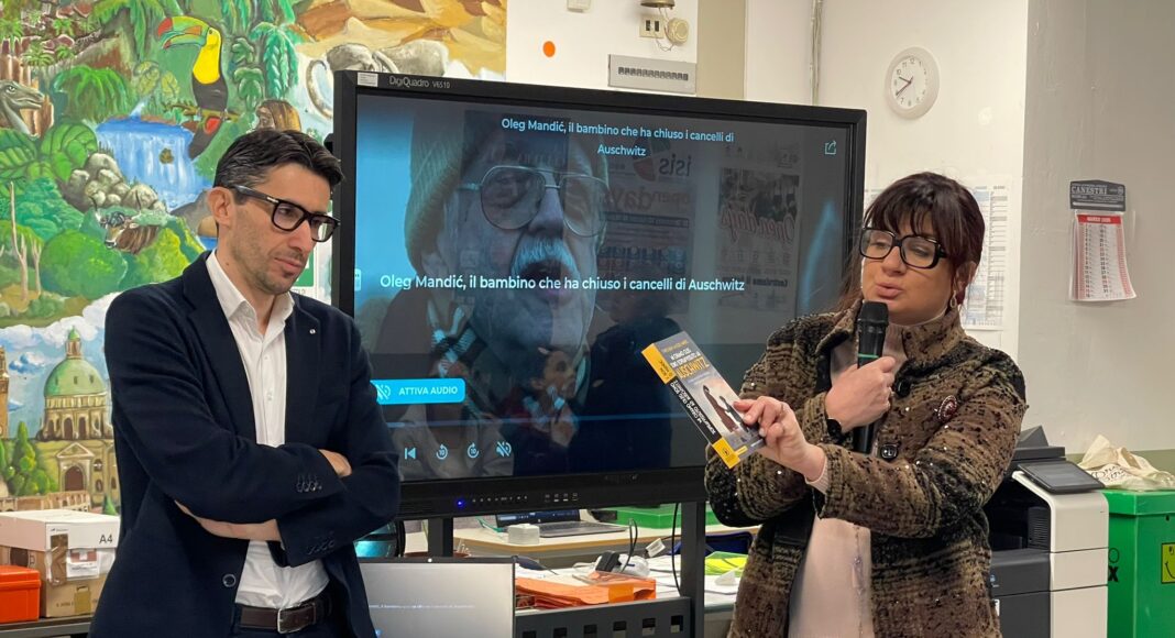 Filippo Boni con gli studenti dell’IC di Bucine sulla Shoah