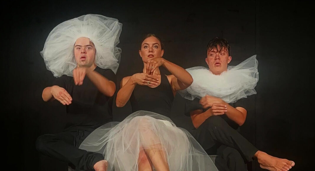 Il teatro non è solo spettacolo, ma uno strumento pedagogico formidabile, capace di stimolare pensiero critico, empatia e creatività.