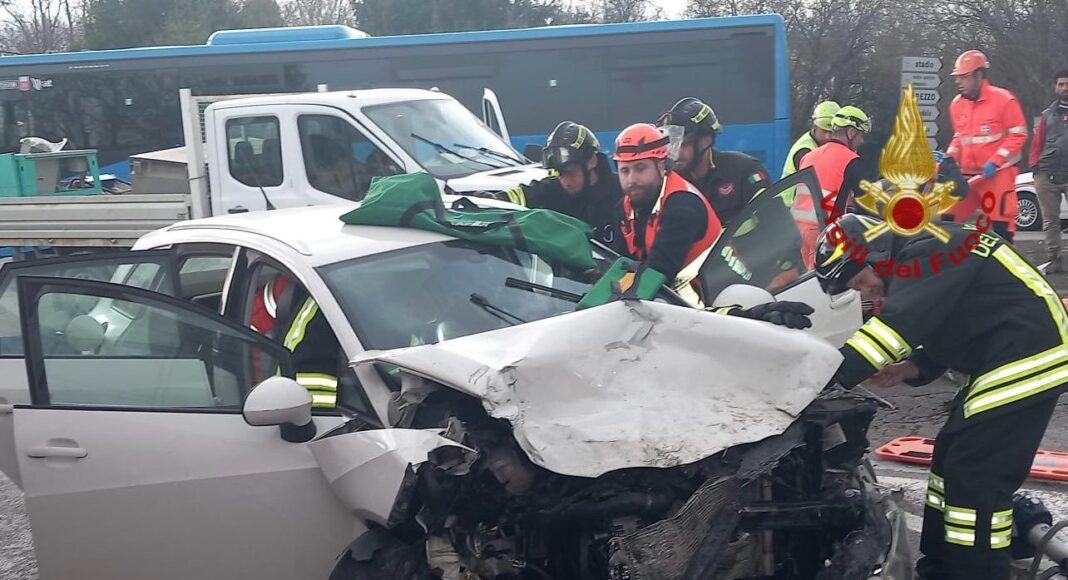 Incidente ad Arezzo sulla SS73 sei persone coinvolte