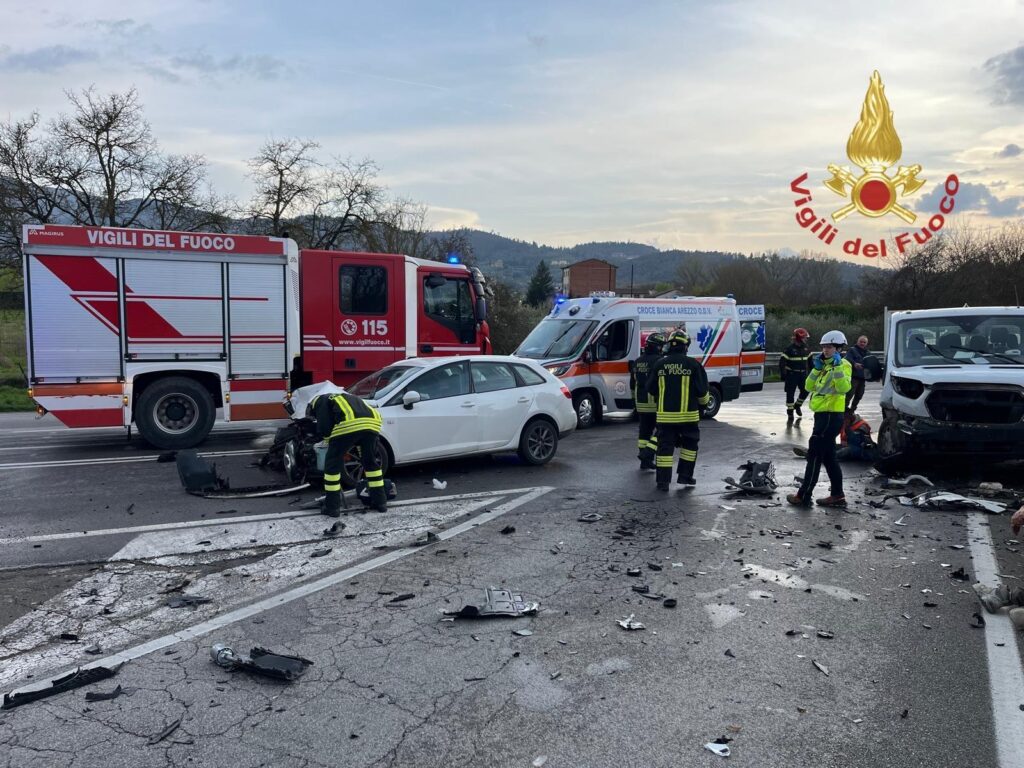 Incidente ad Arezzo sulla SS73 sei persone coinvolte