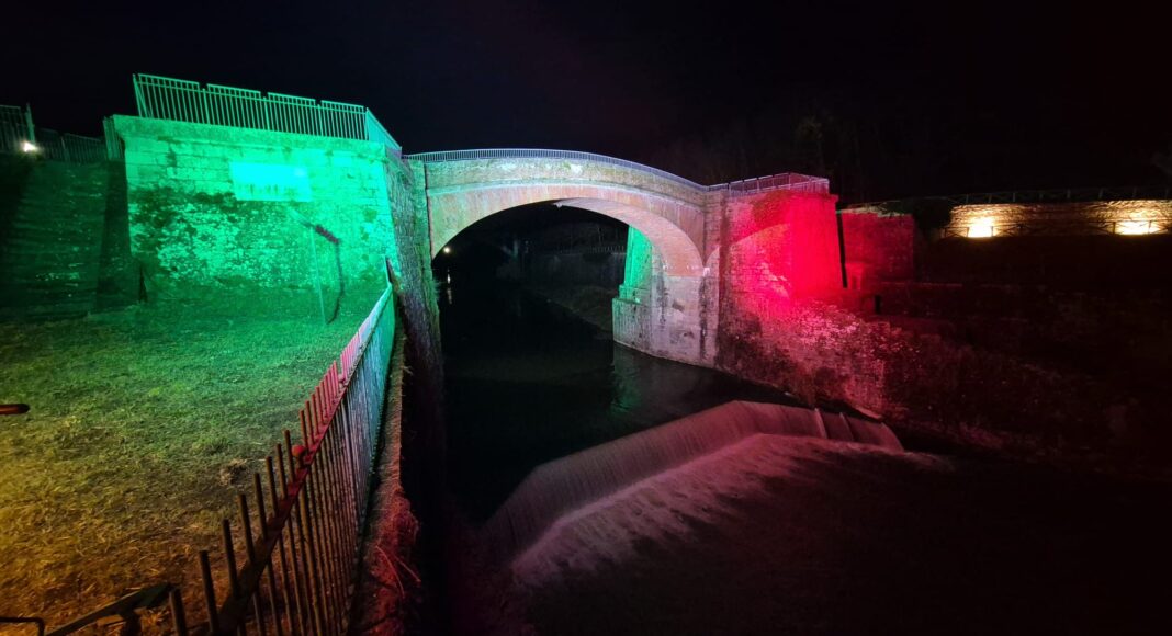 Questa sera si è illuminata di tricolore la Chiusa dei Monaci