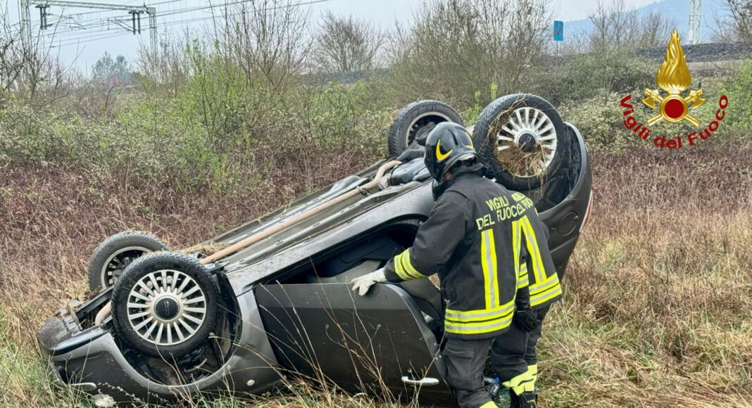 vvf auto fuori strada ribaltata ristradelle
