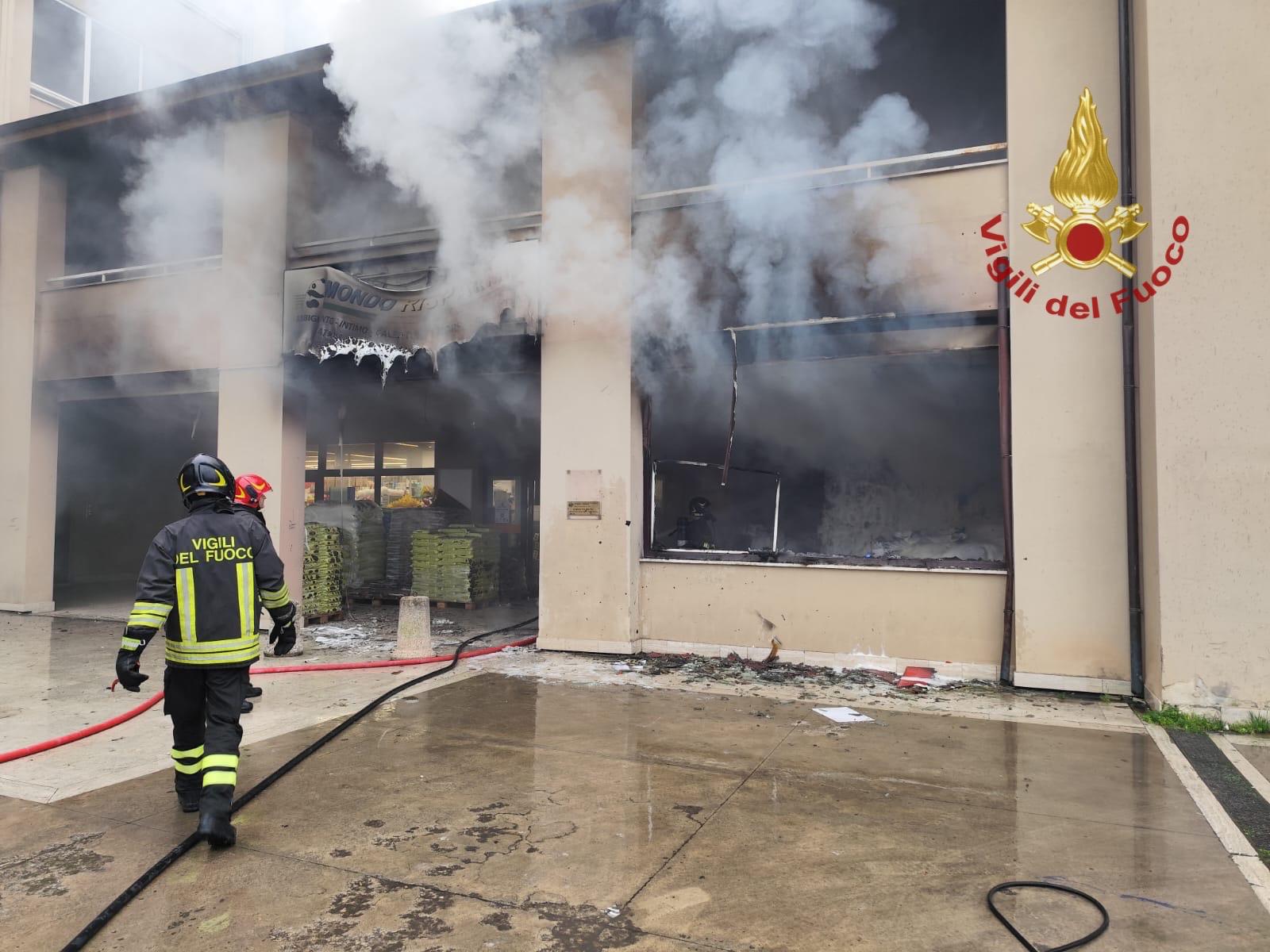 intervento dei vigili del fuoco per un incendio Camucia