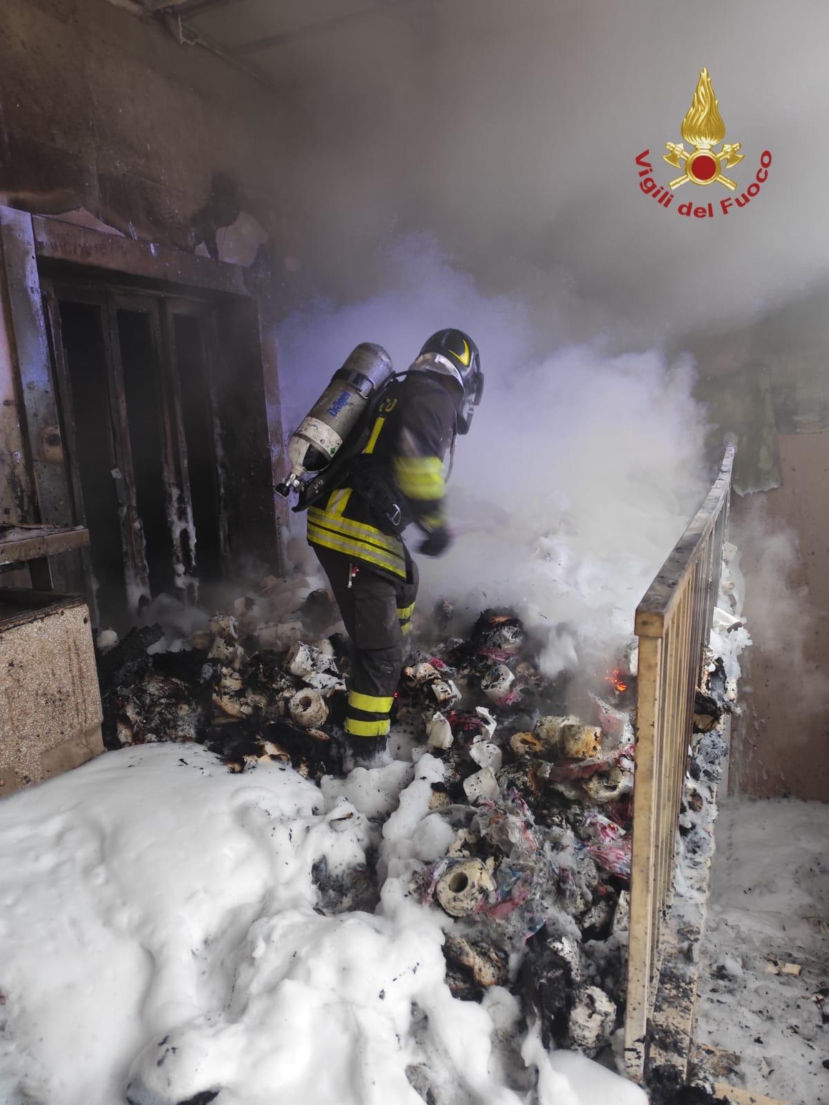 intervento dei vigili del fuoco per un incendio Camucia