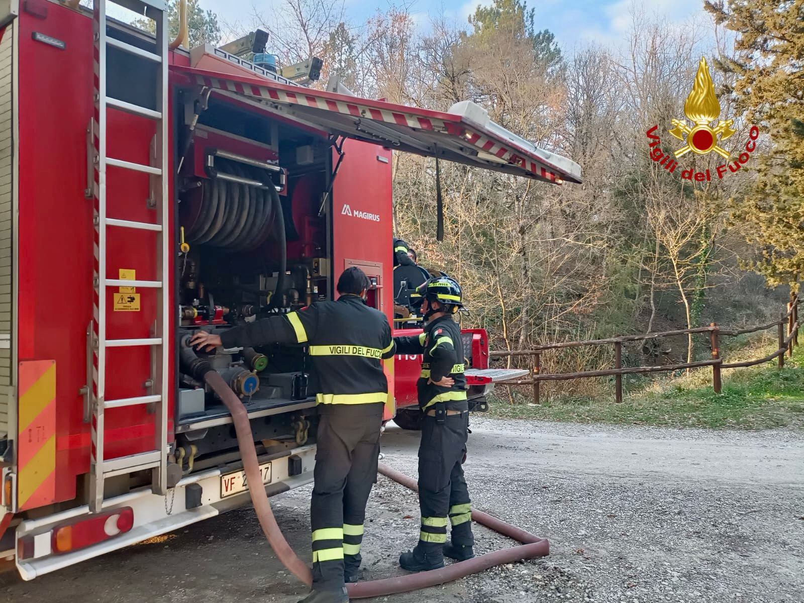 intervento dei vvf di Arezzo per un incendio di un bosco a Salutio