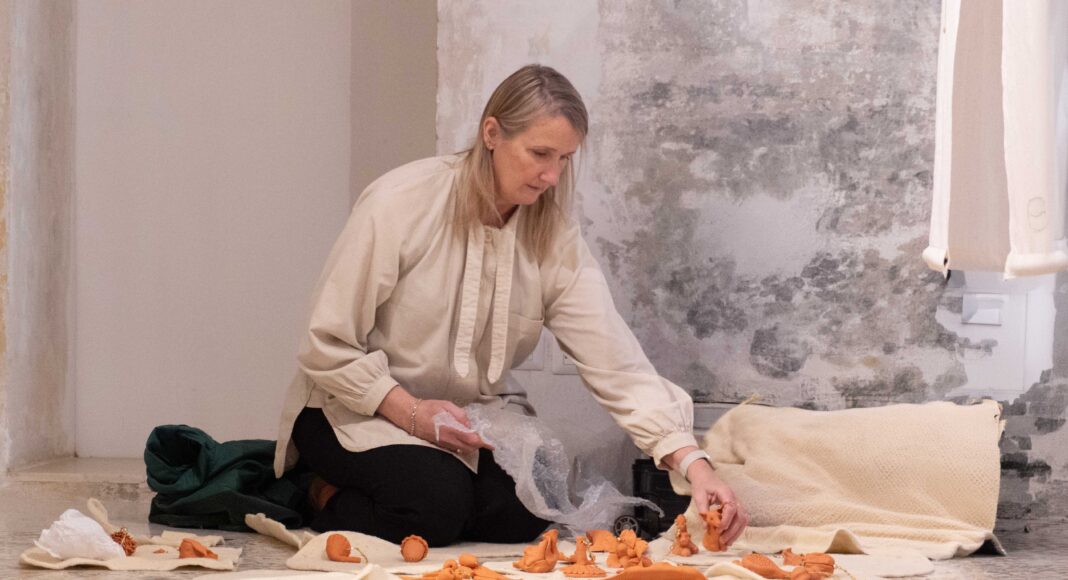 A Sansepolcro la mostra Trame di Comunità di Lucy Orta