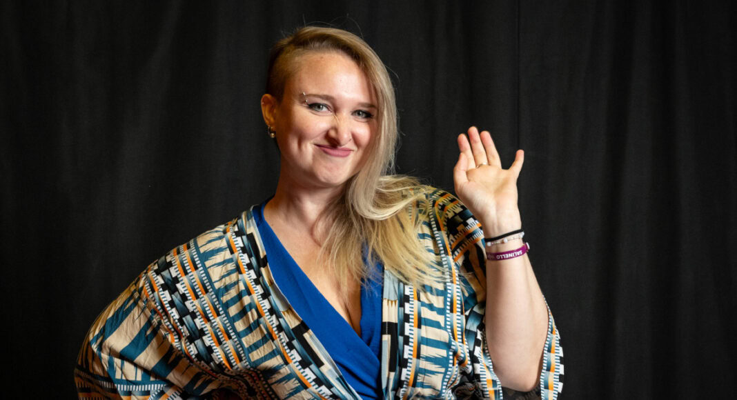 Giulia Cerruti accende il Teatro Rosini con la sua comicità