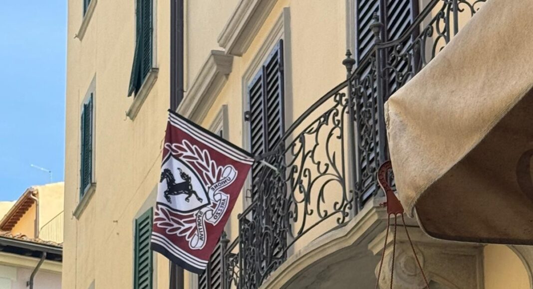 Orgoglio Amaranto coloriamo Arezzo di bandiere amaranto