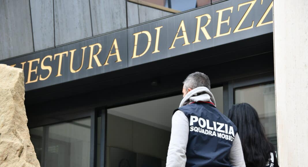 Polizia Arezzo: denunciati due minorenni per l'aggressione ad un rider